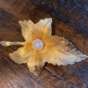 Ledo 1963 Grape Leaf Pearl Brooch Gold Tone Vintage Signed